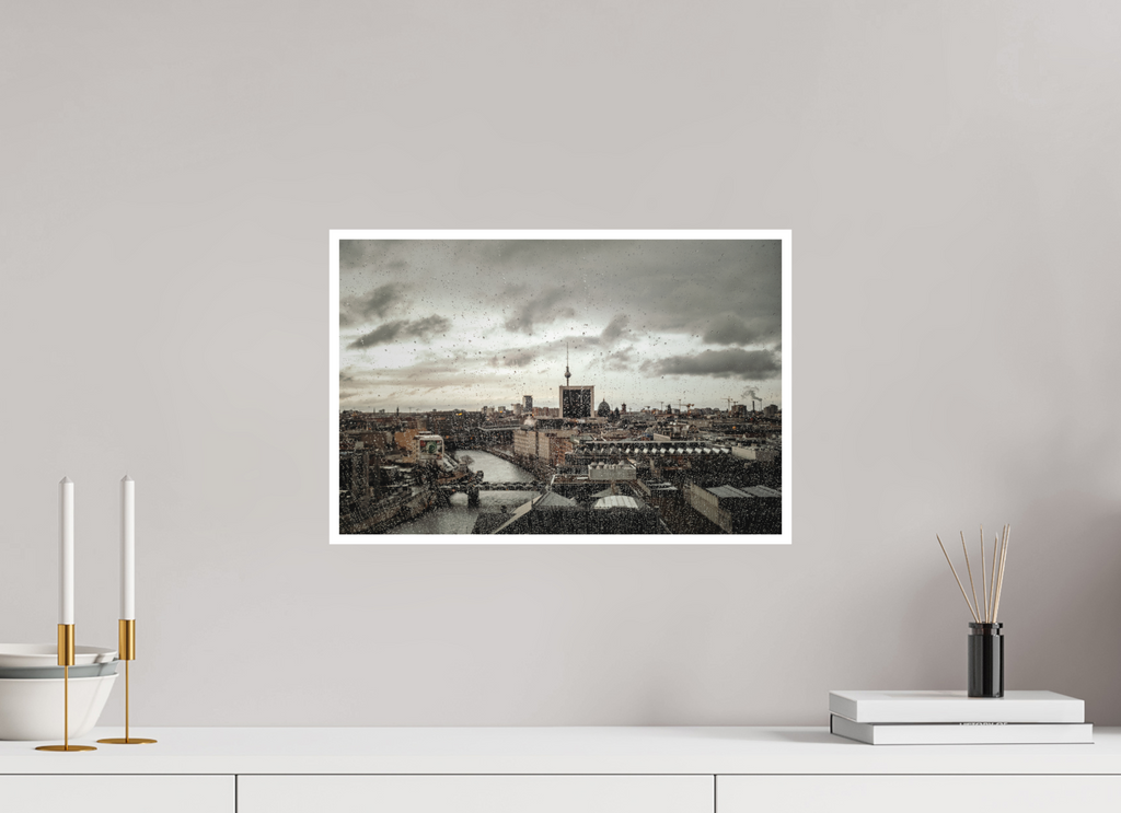 Berlin Rain I – limitierter Kunstdruck von Sascha Höcker, urbane Regenstimmung auf FineArt-Papier Hahnemuehle Photo Rag mit Weißrand
