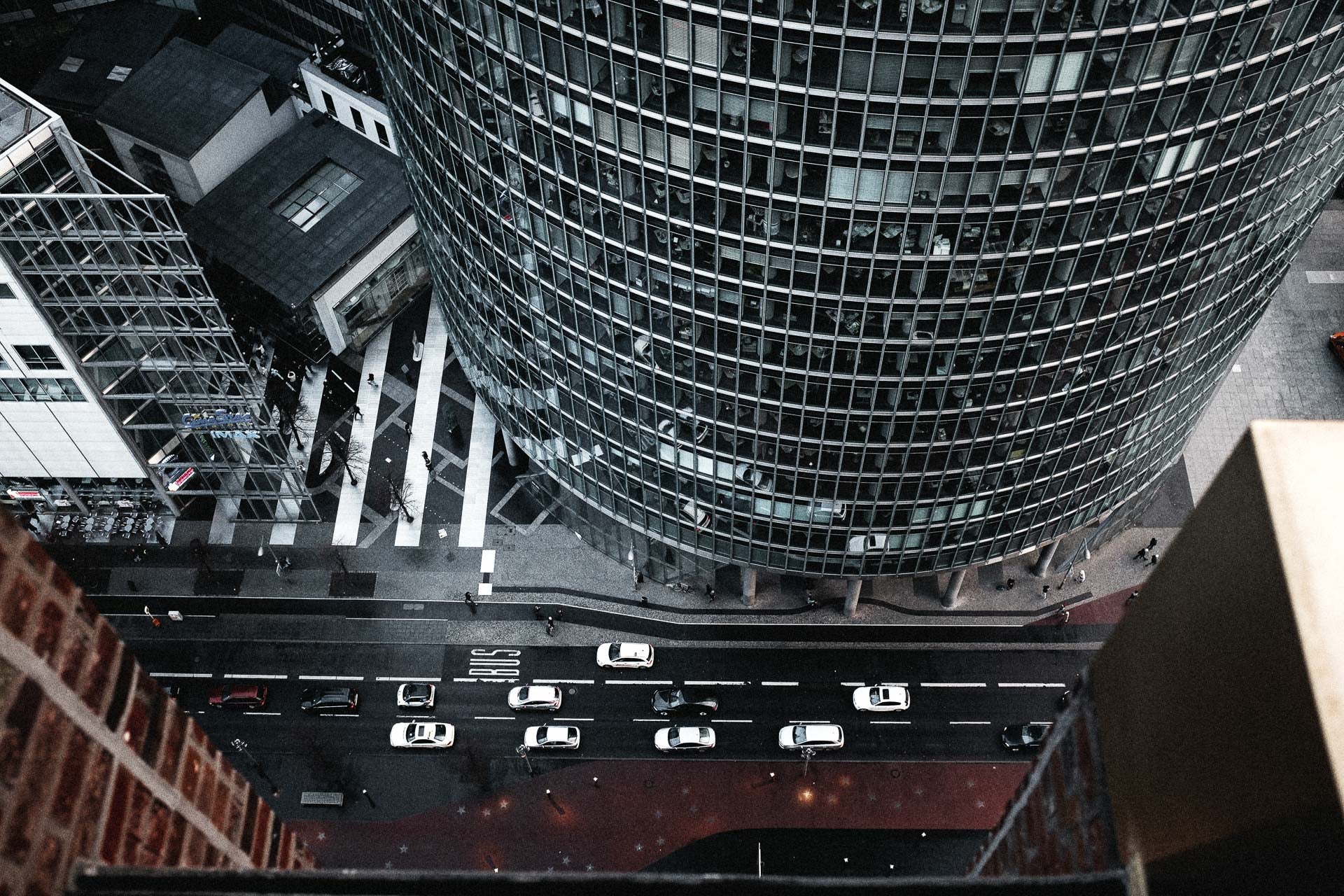 FineArt Print: Blick vom Kollhoff-Tower in die Häuserschlucht am Potsdamer Platz in Berlin
