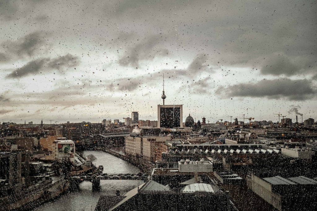 Vorrschau Berlin Rain I – limitierter Kunstdruck von Sascha Höcker, urbane Regenstimmung auf FineArt-Papier
