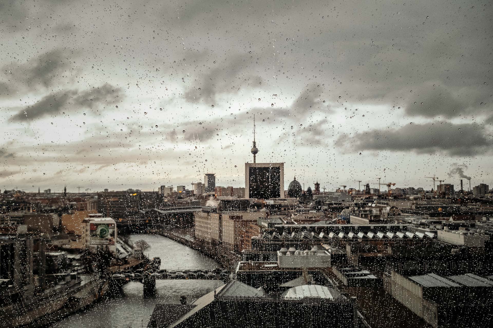 Vorrschau Berlin Rain I – Kunstdruck von Sascha Höcker, urbane Regenstimmung auf FineArt-Papier
